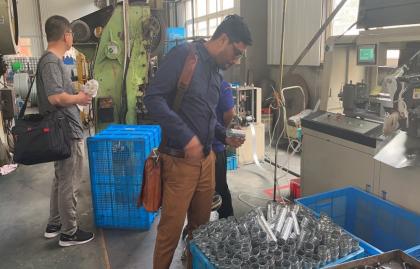 Pelanggan Bangladesh mengunjungi pabrik Headman